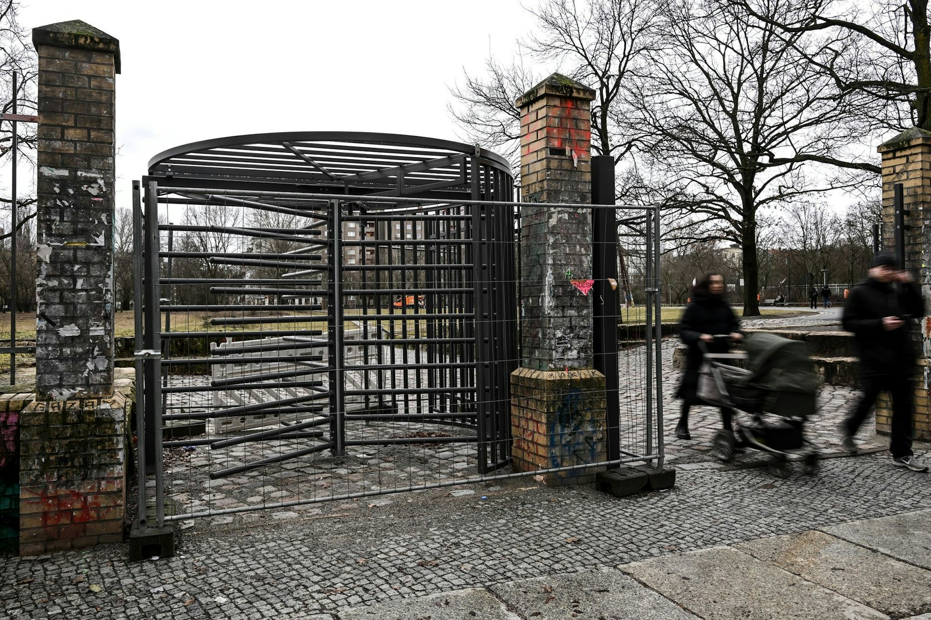Blick auf einen neu gebauten Eingang am Görlitzer Park. 
