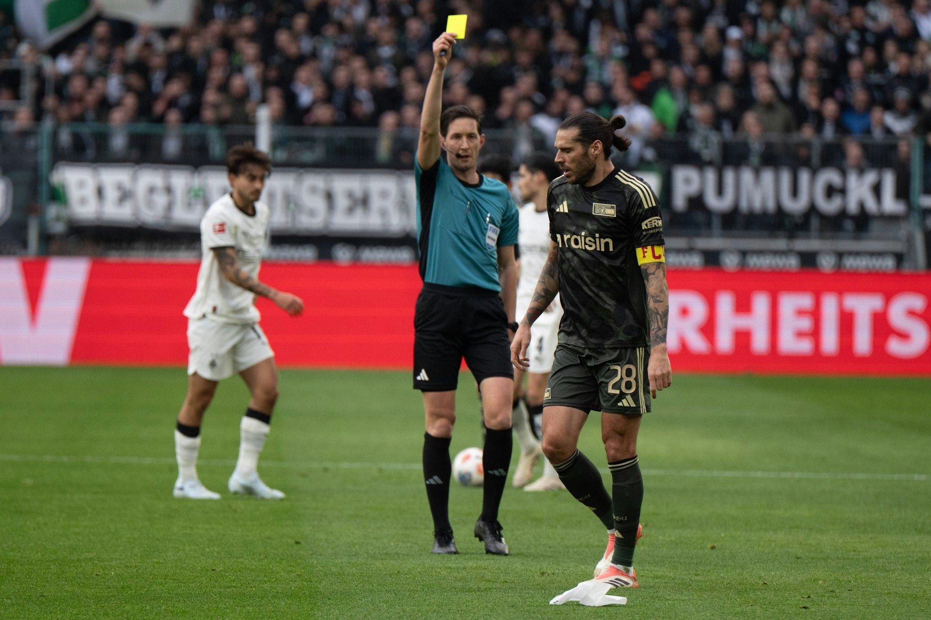 Mit einer Gelben Karte vorbelastet, musste Kapitän Christopher Trimmel bei der Union-Niederlage in Gladbach zur Pause in der Kabine bleiben.