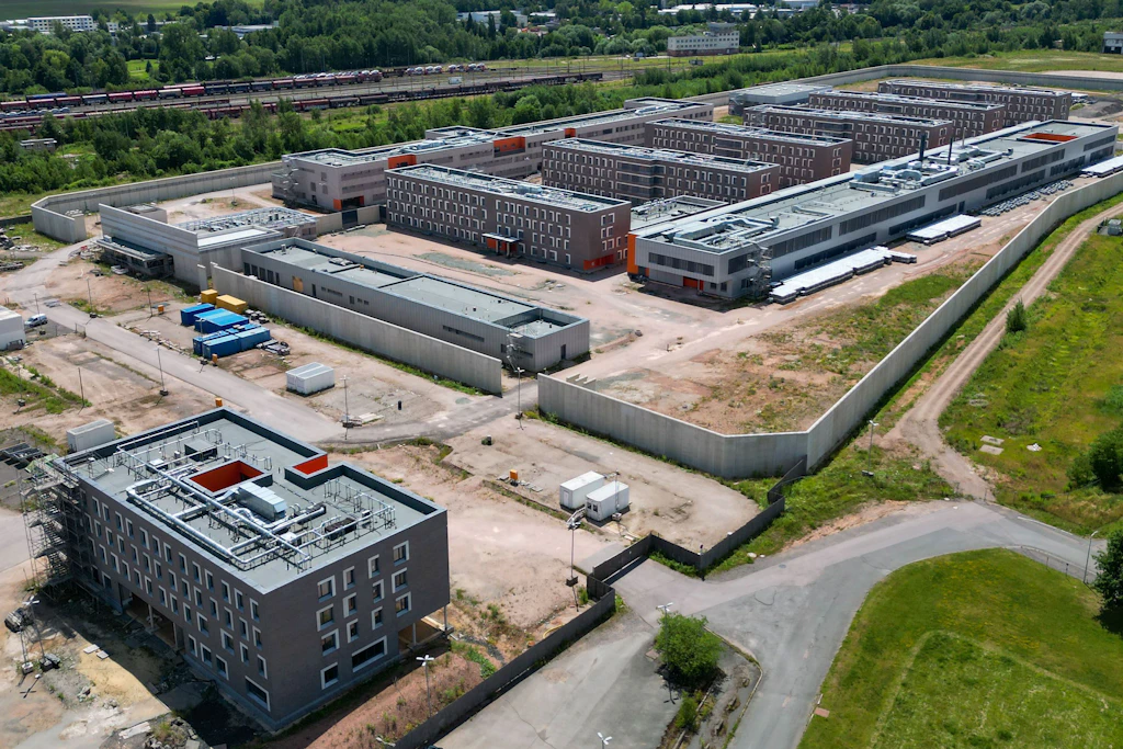 Blick auf die zukünftige JVA Zwickau-Marienthal: Seit dem Frühjahr 2024 ruht die Baustelle.