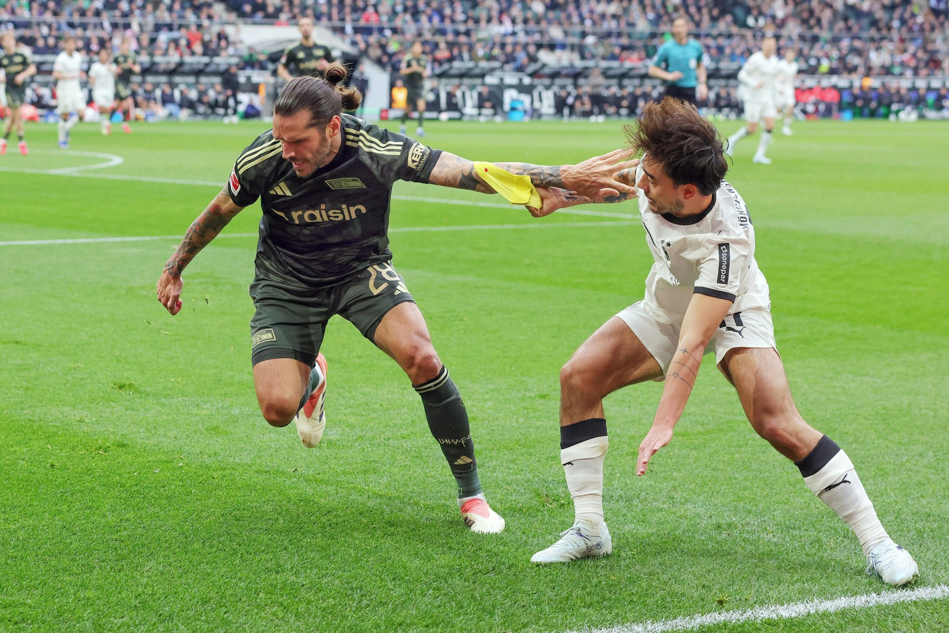 Christopher Trimmel (l.) vom 1. FC Union Berlin gegen Jens Castrop von Borussia Mönchengladbach: So sieht der Kampf um den Klassenerhalt in der Bundesliga aus.