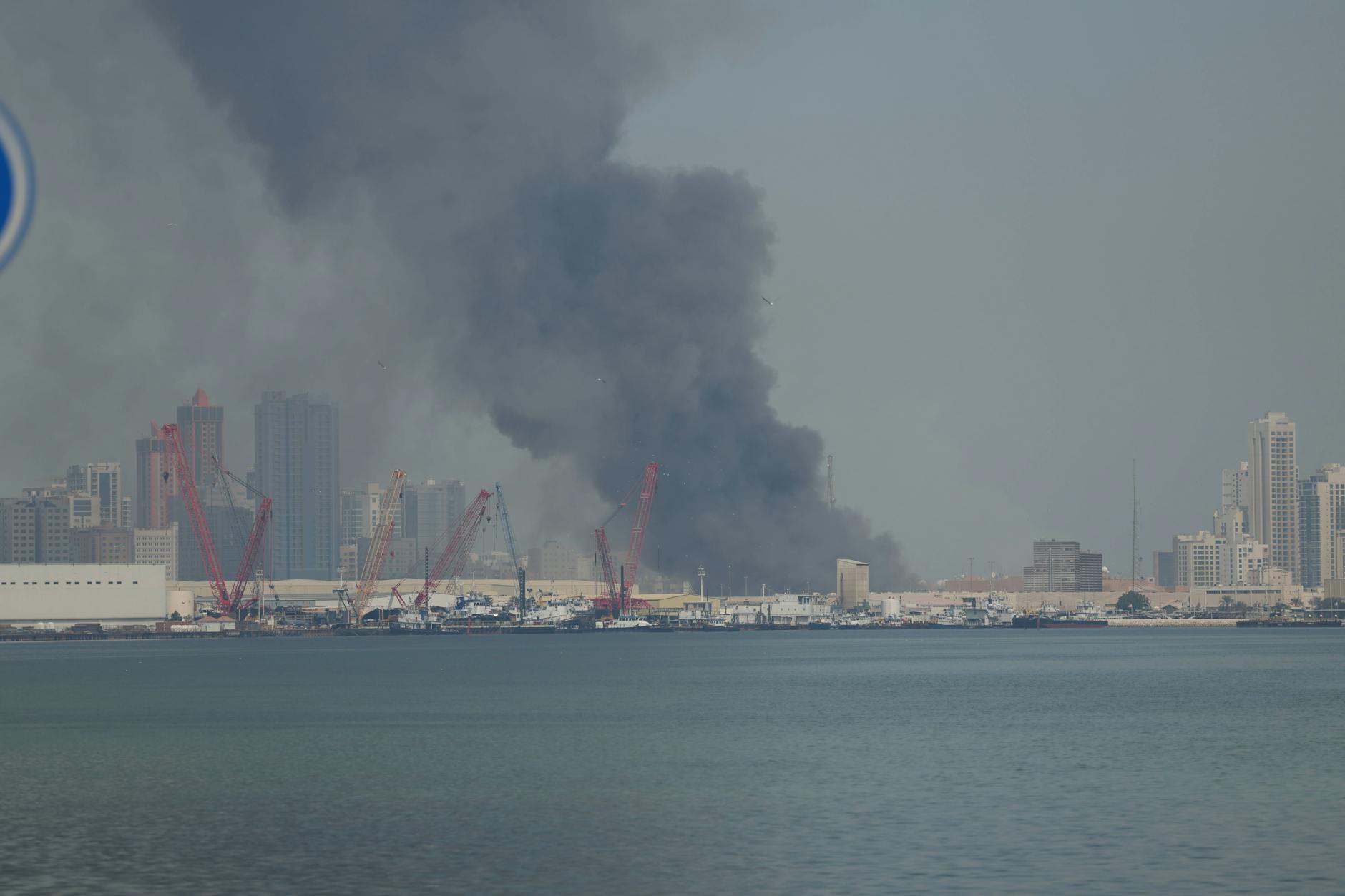 Rauch steigt auf, nachdem der Iran als Vergeltung für US-israelische Angriffe am 28. Februar 2026 einen Raketenangriff auf das Hauptquartier der US-Marine-5. Flotte in Manama, Bahrain, durchgeführt hat.