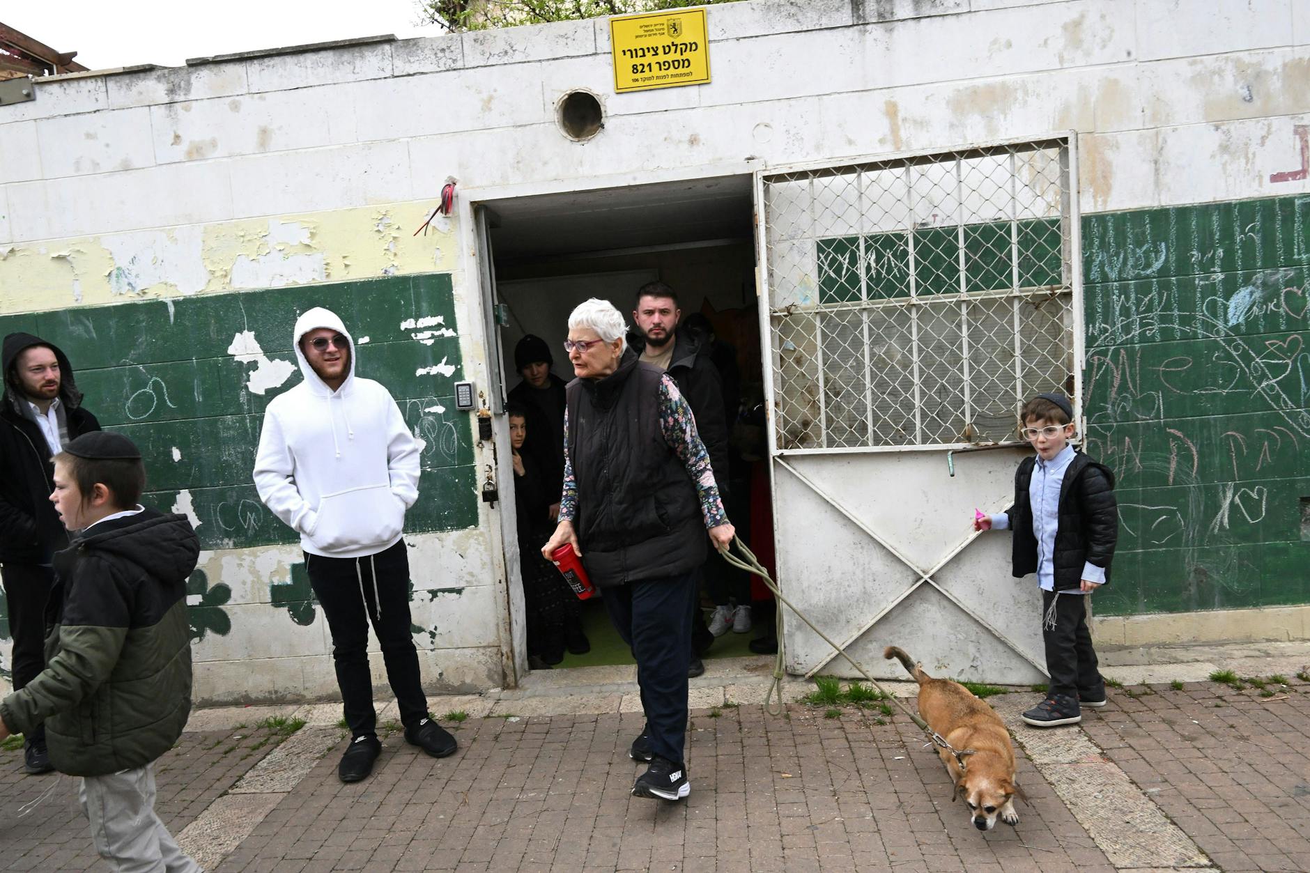 Jerusalem, 28. Februar 2026: Israelis verlassen einen Luftschutzbunker im Zentrum der Stadt, nachdem das Heimatschutzkommando Entwarnung gegeben hat. Zuvor hatte der Iran als Reaktion auf den amerikanisch-israelischen Angriff vom frühen Morgen Vergeltungsschläge angekündigt.