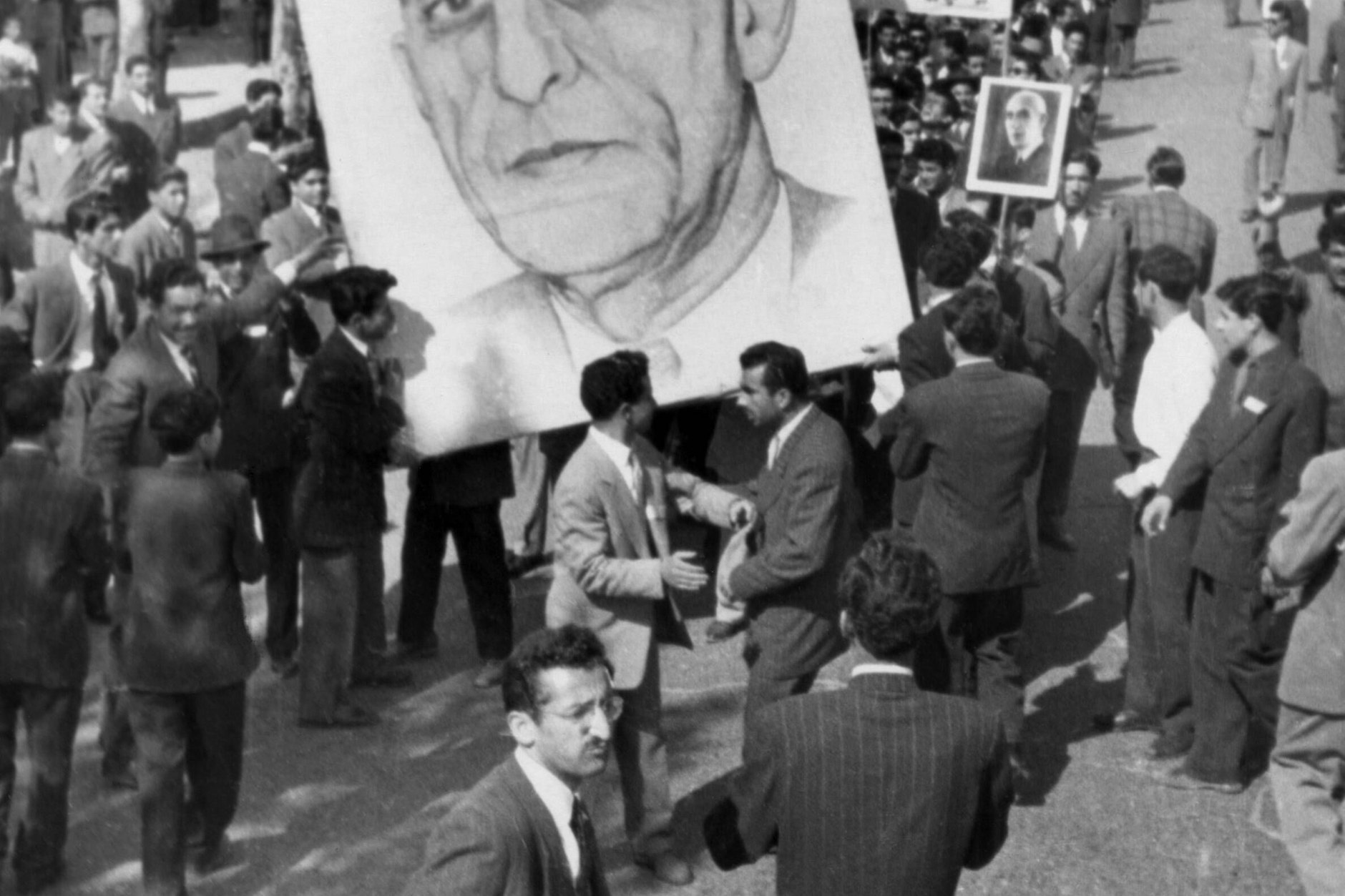 1953: Demonstranten in Iran unterstützen Premier Mohammed Mossadegh. Trotz großer Popularität führten britisch-amerikanische Geheimoperationen und eine antirussische Kampagne zu seinem Sturz.