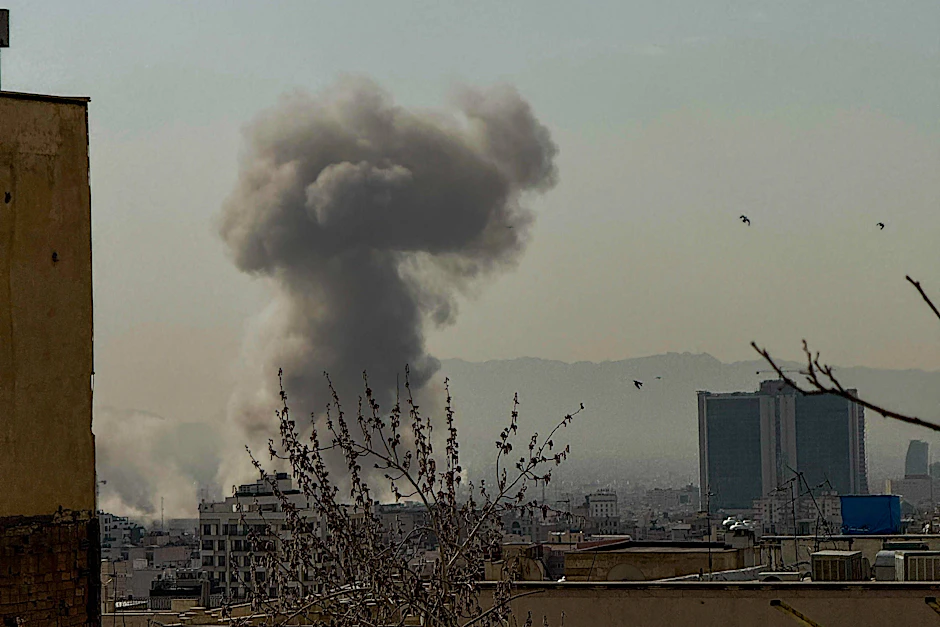 Rauchwolken stehen über einer Einschlagsstelle in Teheran.