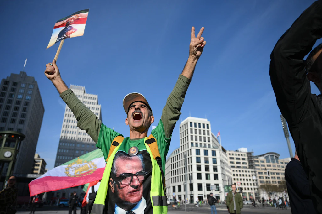 Iran-Demonstration in Berlin: Jubelnde Menschen danken den USA und Israel