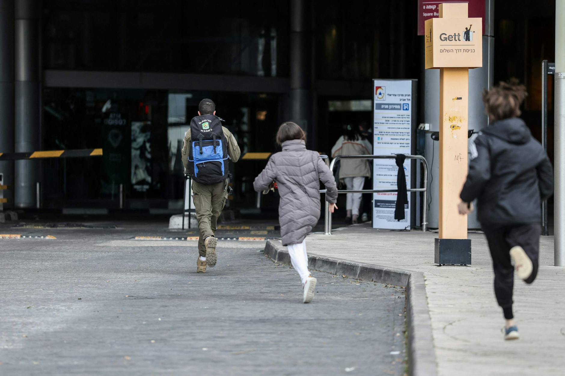 Menschen laufen in Tel Aviv zu Schutzräumen, nachdem die Sirenen ausgelöst wurden.