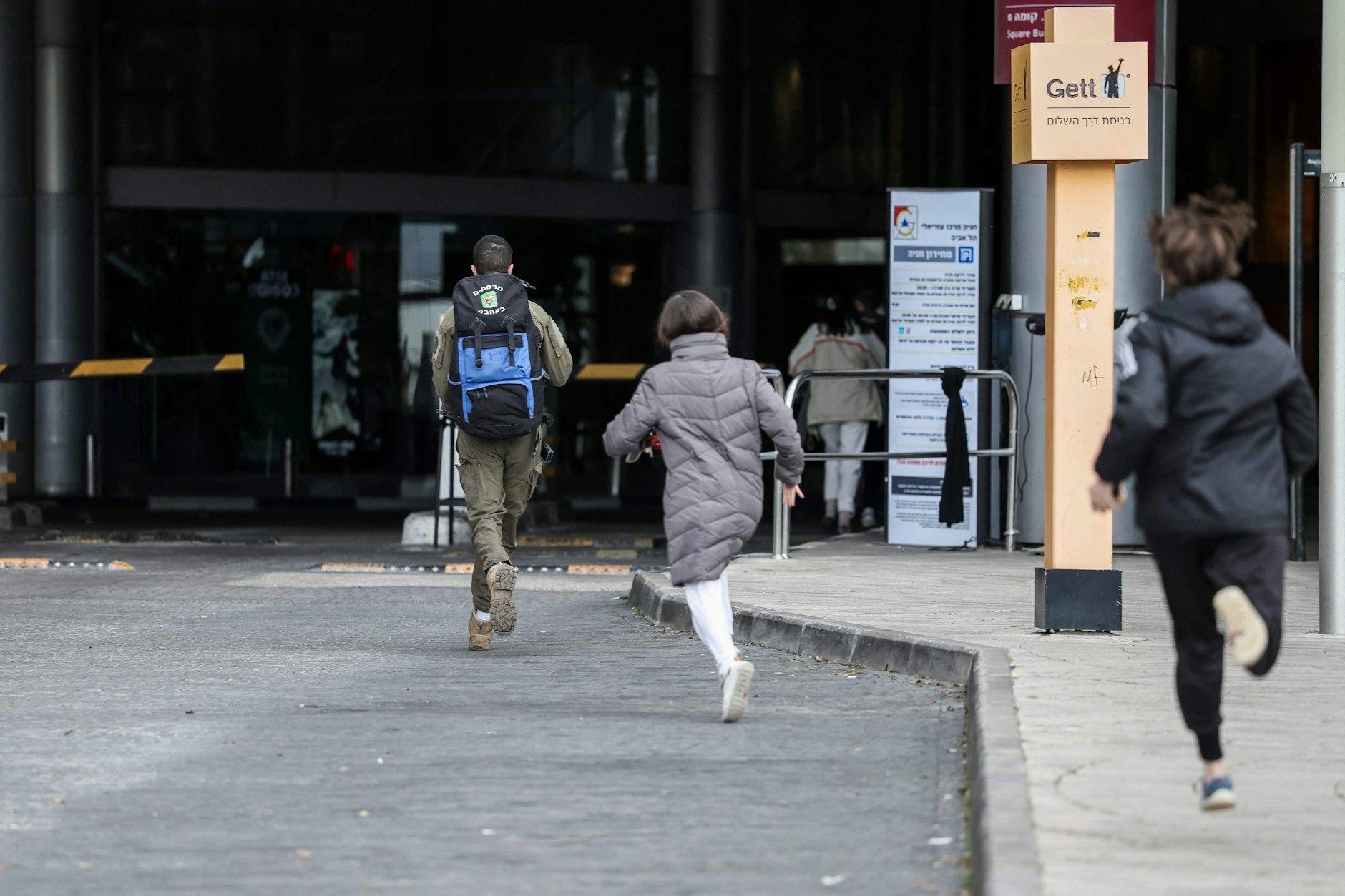 Menschen laufen in Tel Aviv zu Schutzräumen, nachdem die Sirenen ausgelöst wurden.