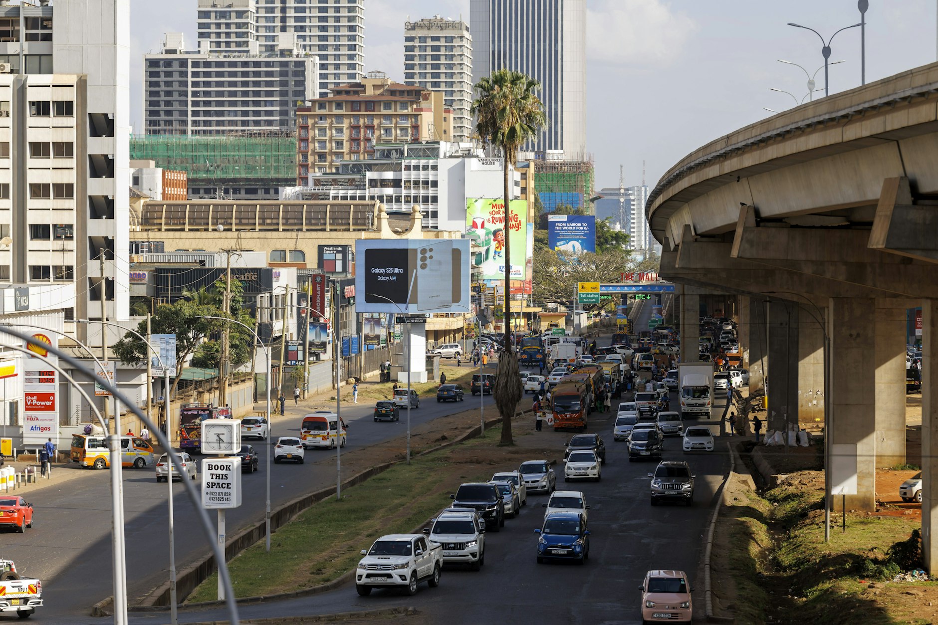 Noch dominieren in Afrika importierte Fahrzeuge das Strassenbild. (Haptverkehrsache in Nairobi / Kenia)