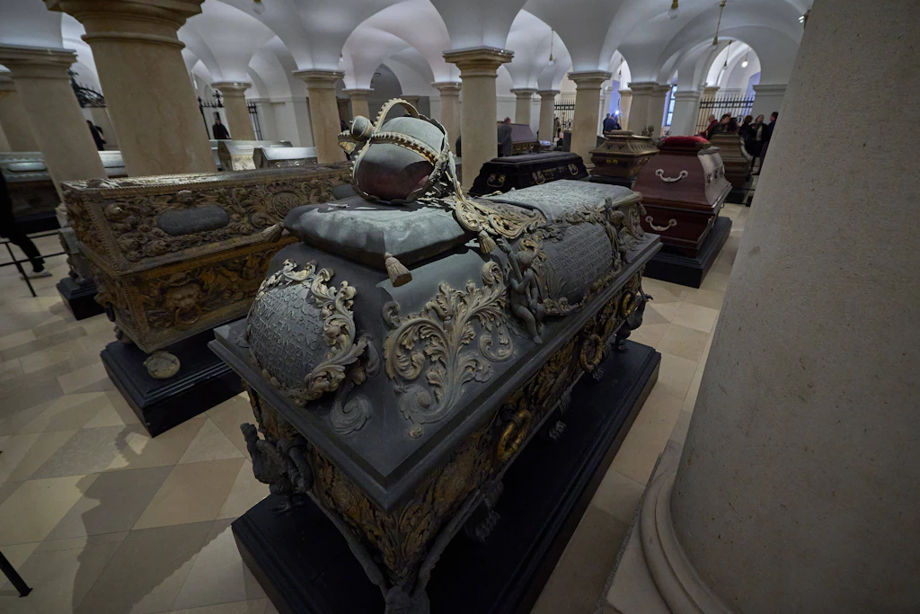 Hohenzollerngruft im Berliner Dom wieder offen: Besucher stehen Schlange