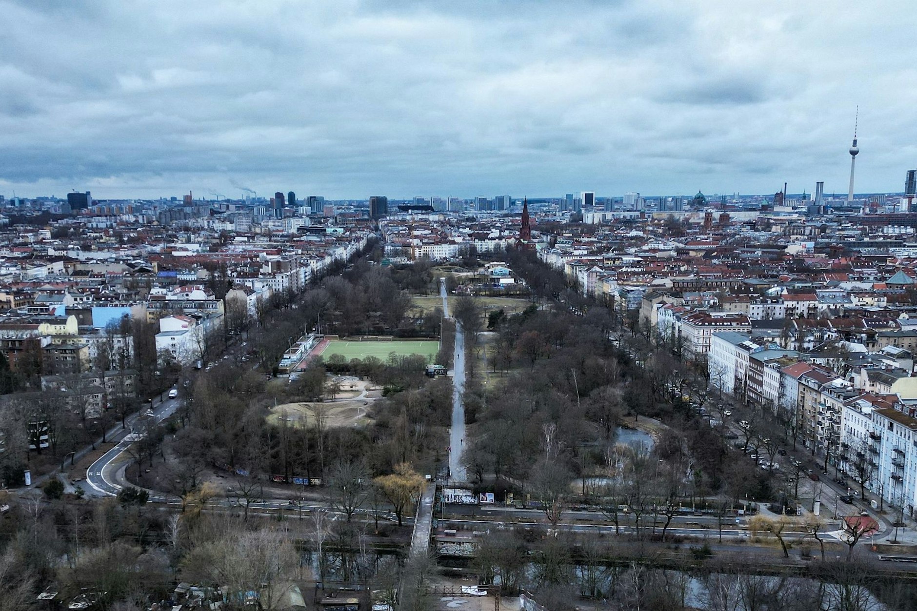Blick von oben auf den Görlitzer Park in Kreuzberg.