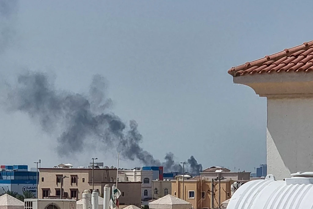 Rauch steigt nach einem mutmaßlich iranischen Raketenangriff über Abu Dhabi auf.