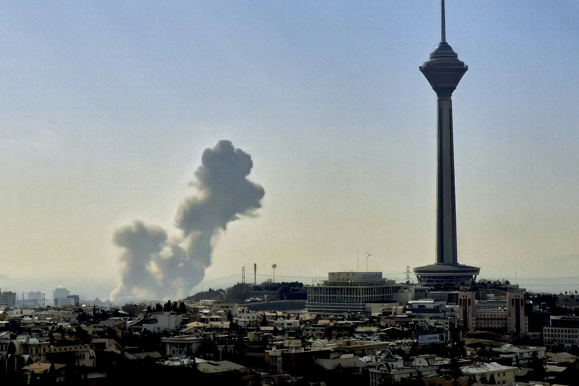 Die Streitkräfte der USA und Israels bombardieren Ziele in Irans Hauptstadt Teheran.