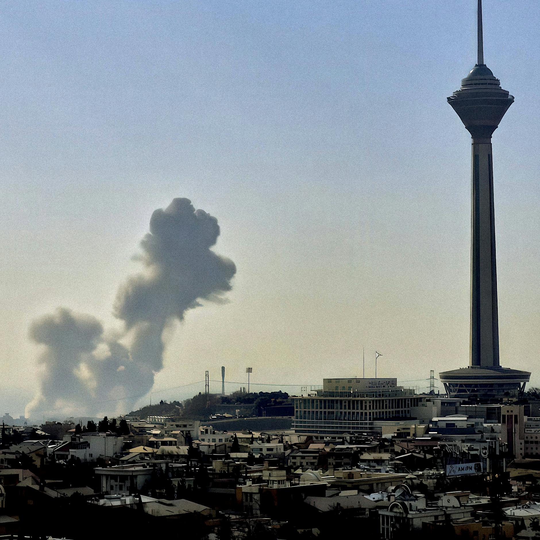 Liveticker zum Großangriff auf den Iran: Teheran schlägt zurück ++ Unklarheit über Ali Chamenei