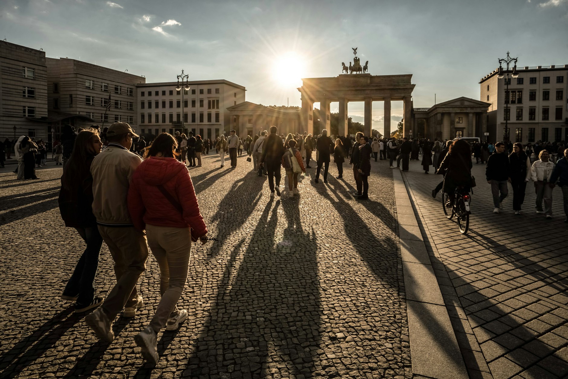 Menschen auf dem Pariser Platz am Tag der Deutschen Einheit 2025
