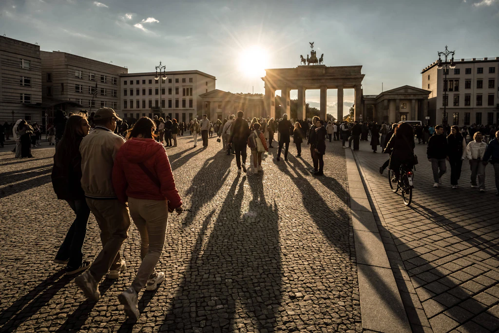 Menschen auf dem Pariser Platz am Tag der Deutschen Einheit 2025