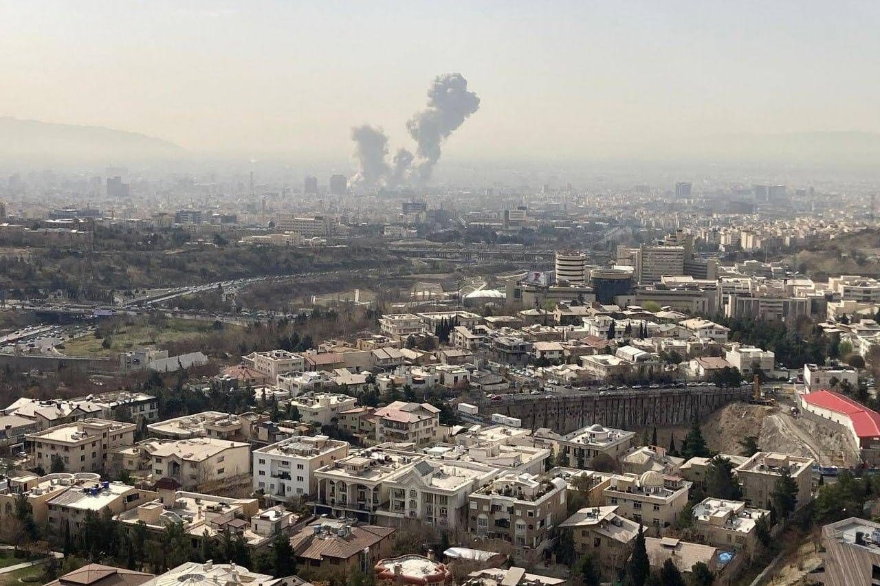 Rauchsäulen über Teheran