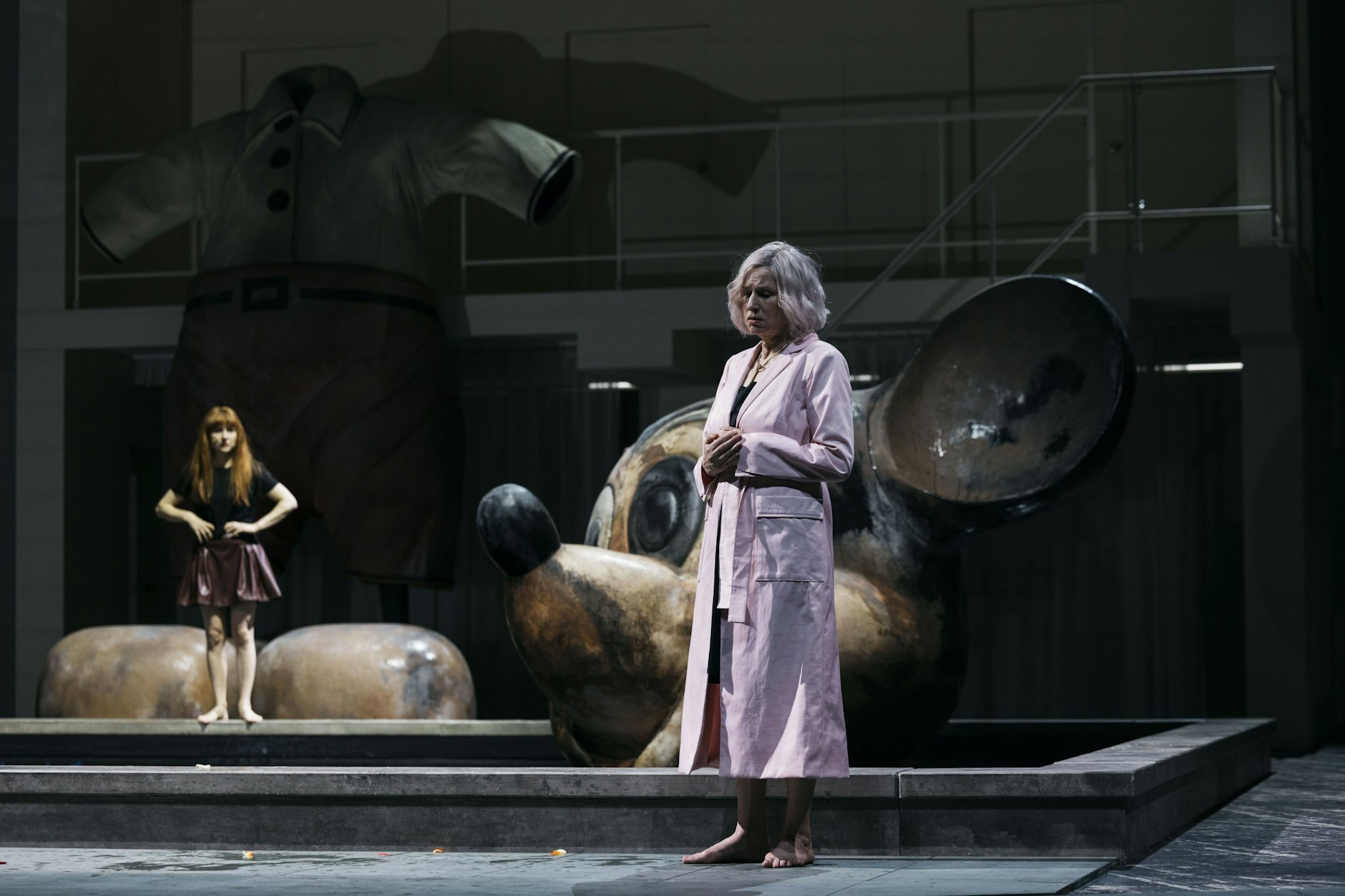 Wiebke Mollenhauer und Corinna Harfouch (v.l.) in „Spirit and the Dust“ von Noah Haidle