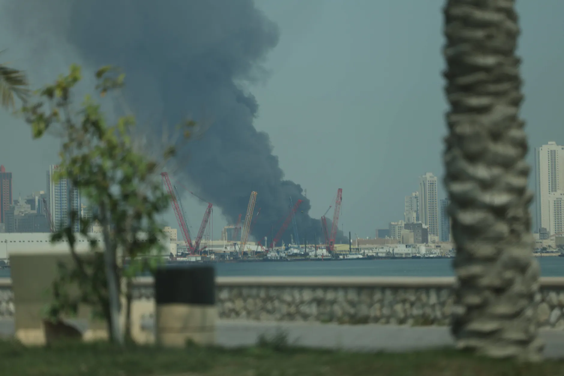 Als Reaktion auf die Luftangriffe der USA und Israels hat der Iran US-Stützpunkte in der Region ins Visier genommen. Die Aufnahme zeigt Rauch über der US-Basis in Bahrain.