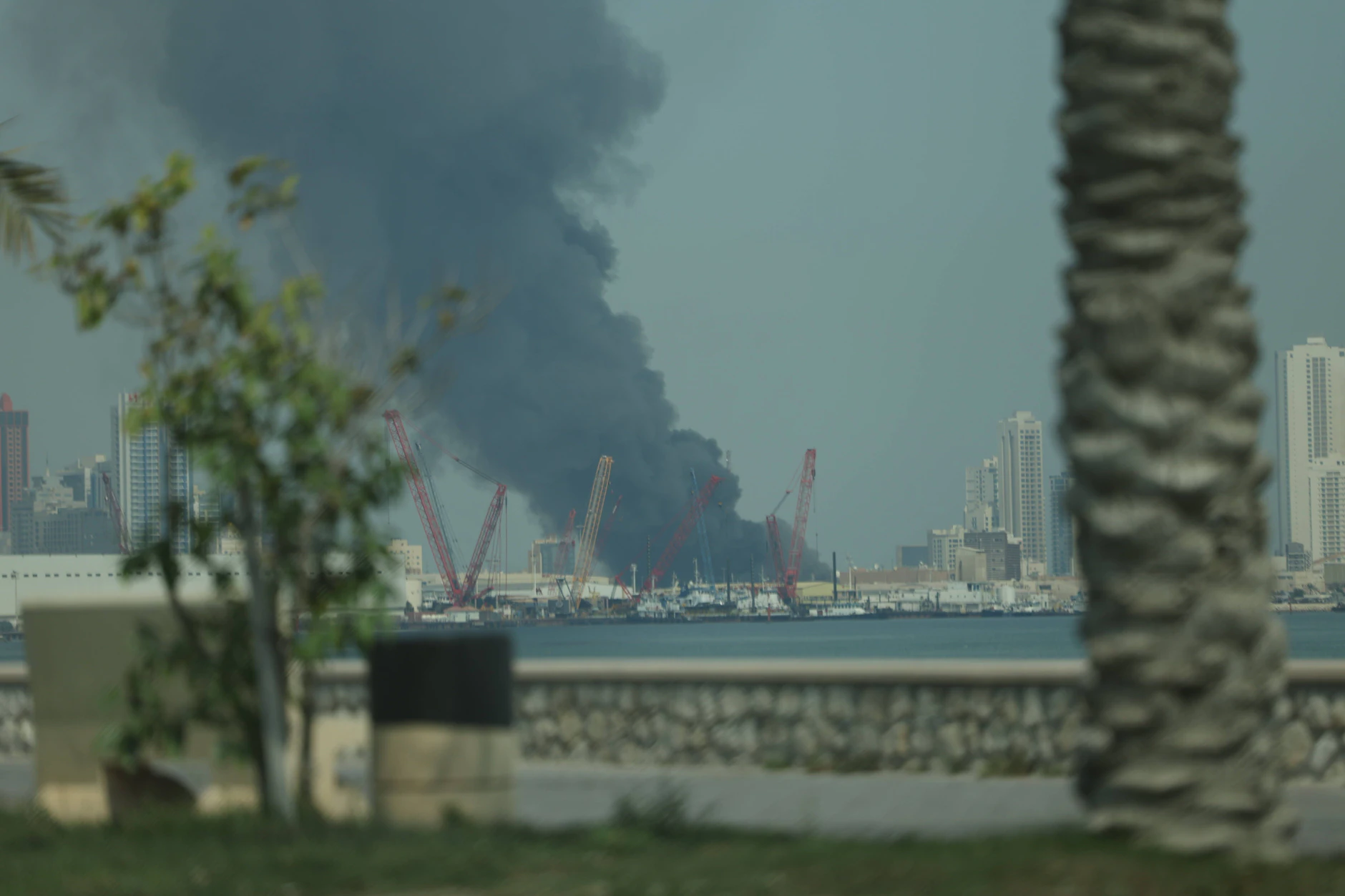 Als Reaktion auf die Luftangriffe der USA und Israels hat der Iran US-Stützpunkte in der Region ins Visier genommen. Die Aufnahme zeigt Rauch über der US-Basis in Bahrain.