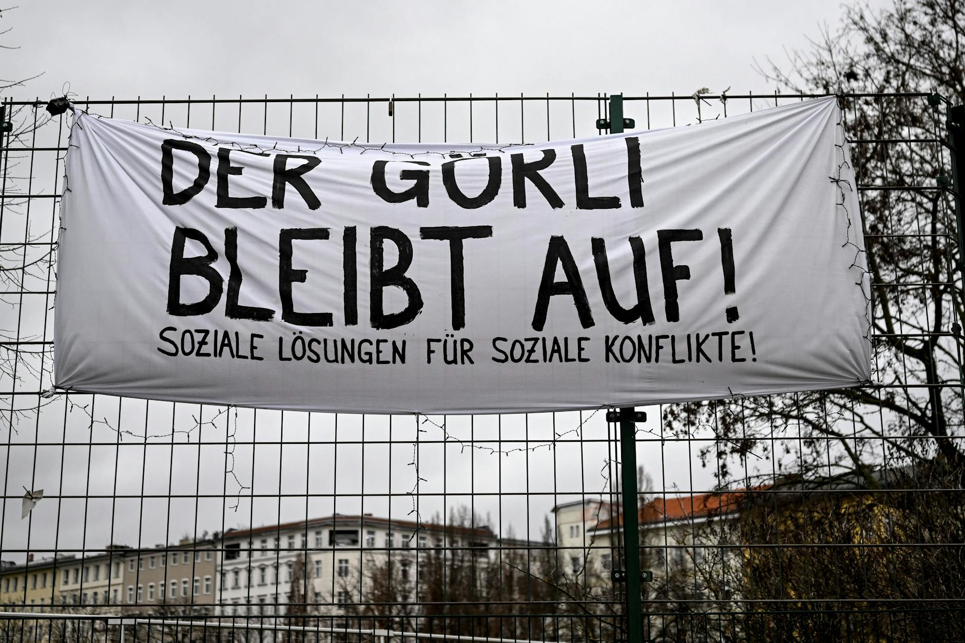 Ein Banner mit der Aufschrift "Der Görli bleibt auf!" hängt Dienstag am Görlitzer Park.