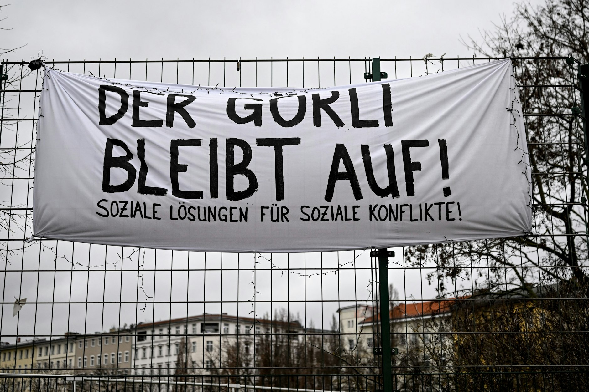 Ein Banner mit der Aufschrift "Der Görli bleibt auf!" hängt Dienstag am Görlitzer Park. 