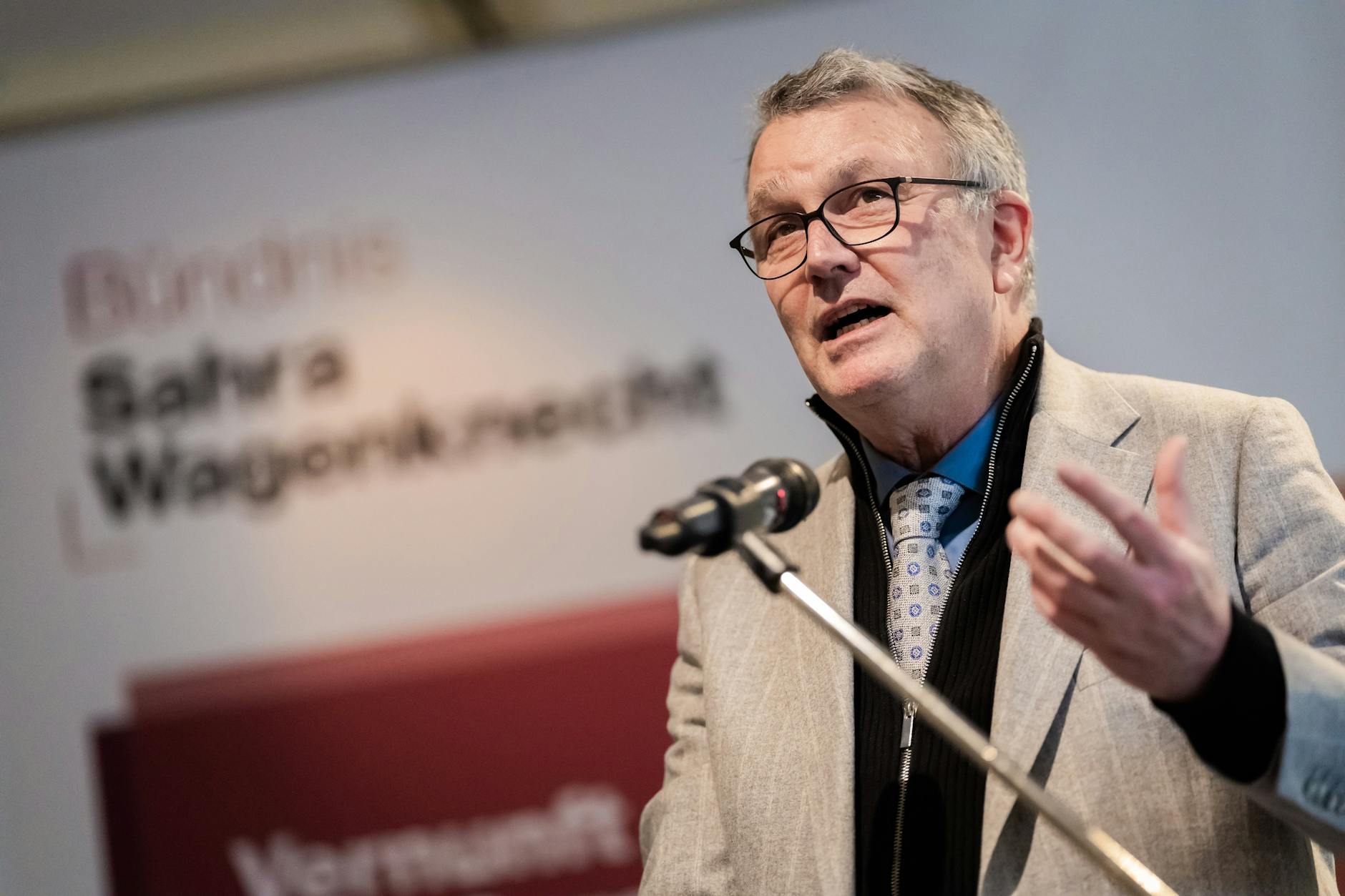 Michael Lüders, stellvertretender Bundesvorsitzender des BSW: "Wir fordern die Bundesregierung auf, sich von diesem Angriffskrieg zu distanzieren - sie kann nicht den russischen Angriff auf die Ukraine geißeln, den auf den Iran dagegen tolerieren oder gar gutheißen. "