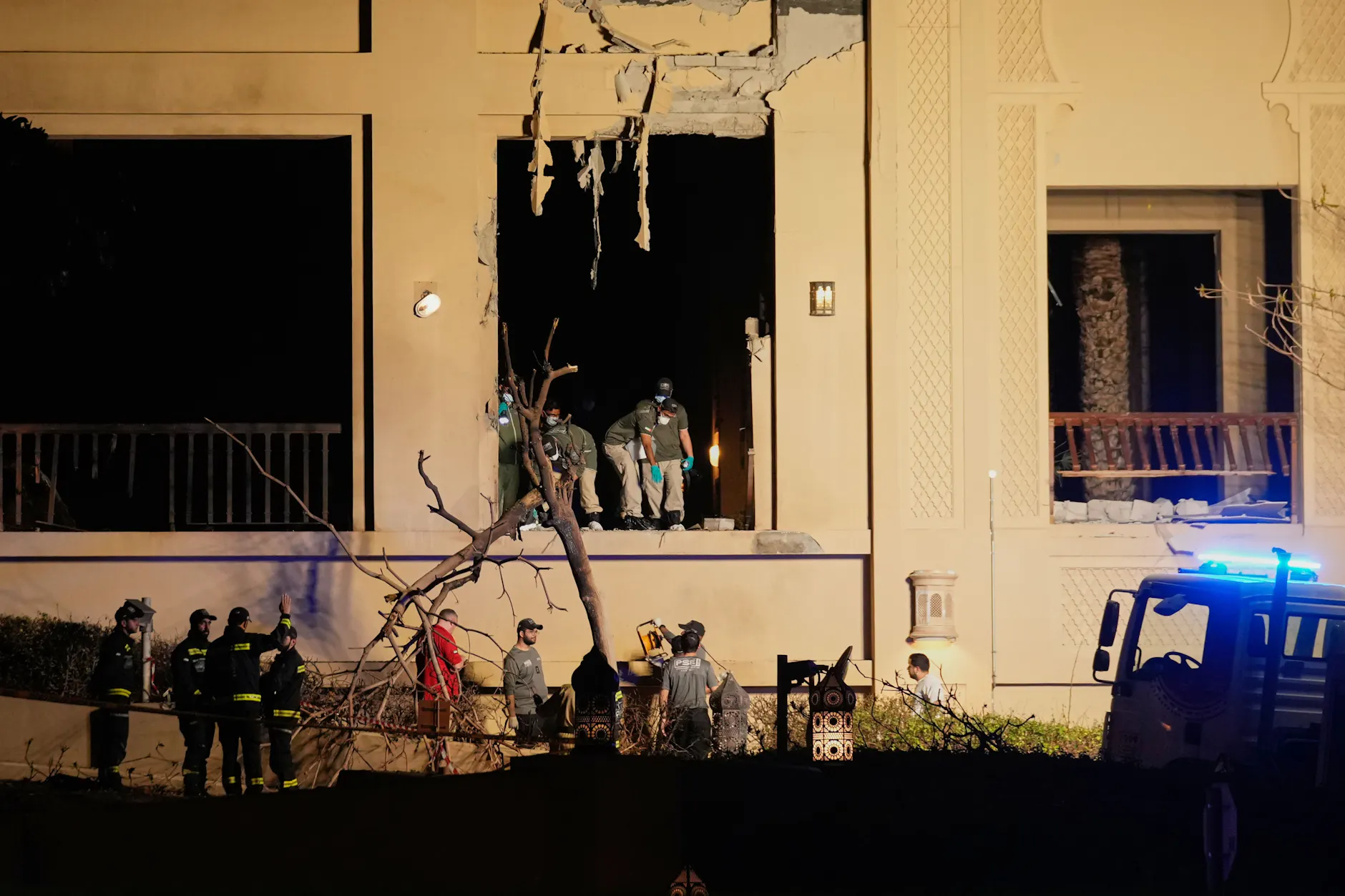 Feuerwehrleute und Rettungskräfte inspizieren den Ort der Explosion im "Fairmont The Palm Hotel" in Dubai.