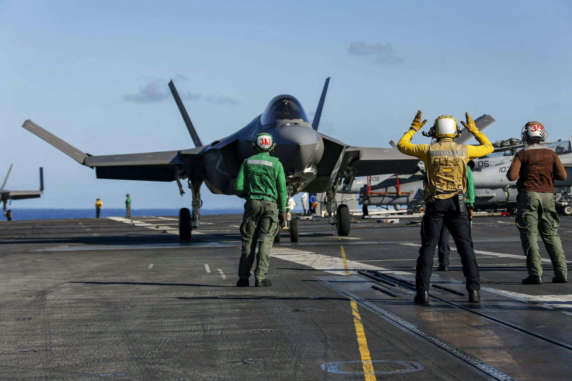 F-35C-Jet hebt von Flugdeck der USS Abraham Lincoln ab.
