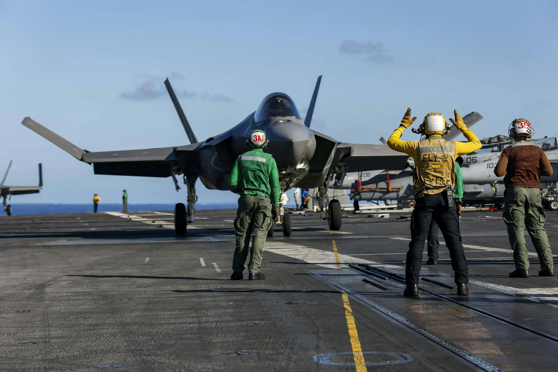 F-35C-Jet hebt von Flugdeck der USS Abraham Lincoln ab.