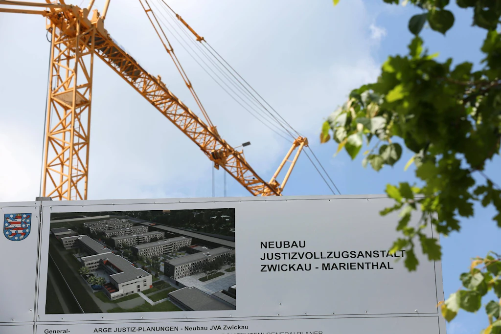 Schild vor der Baustelle der JVA von Sachsen und Thüringen: Sachsen zahlt einen größeren Anteil dafür als Thüringen.