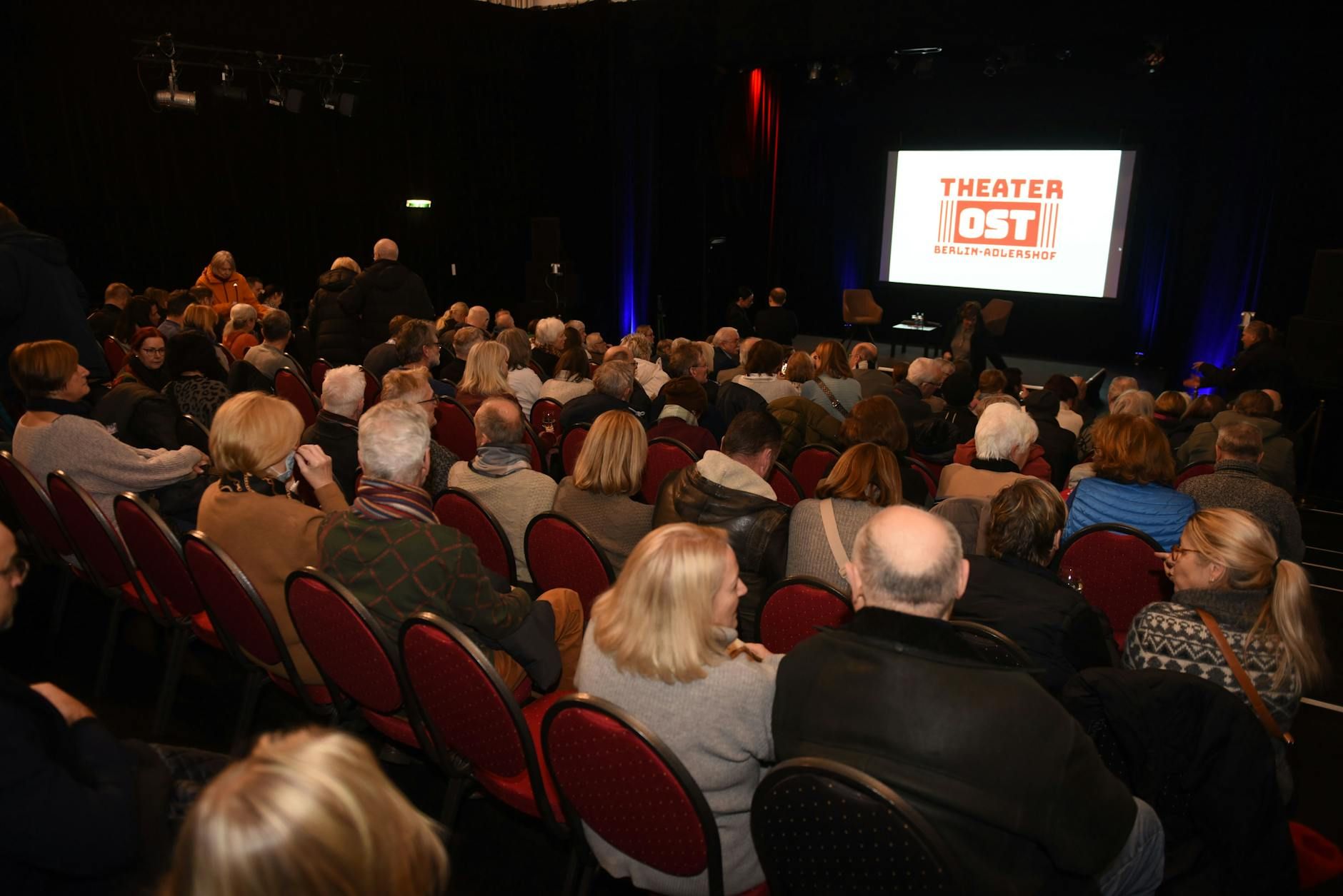 Holger Friedrich und Mathias Döpfner diskutieren im historischen Theater Ost
