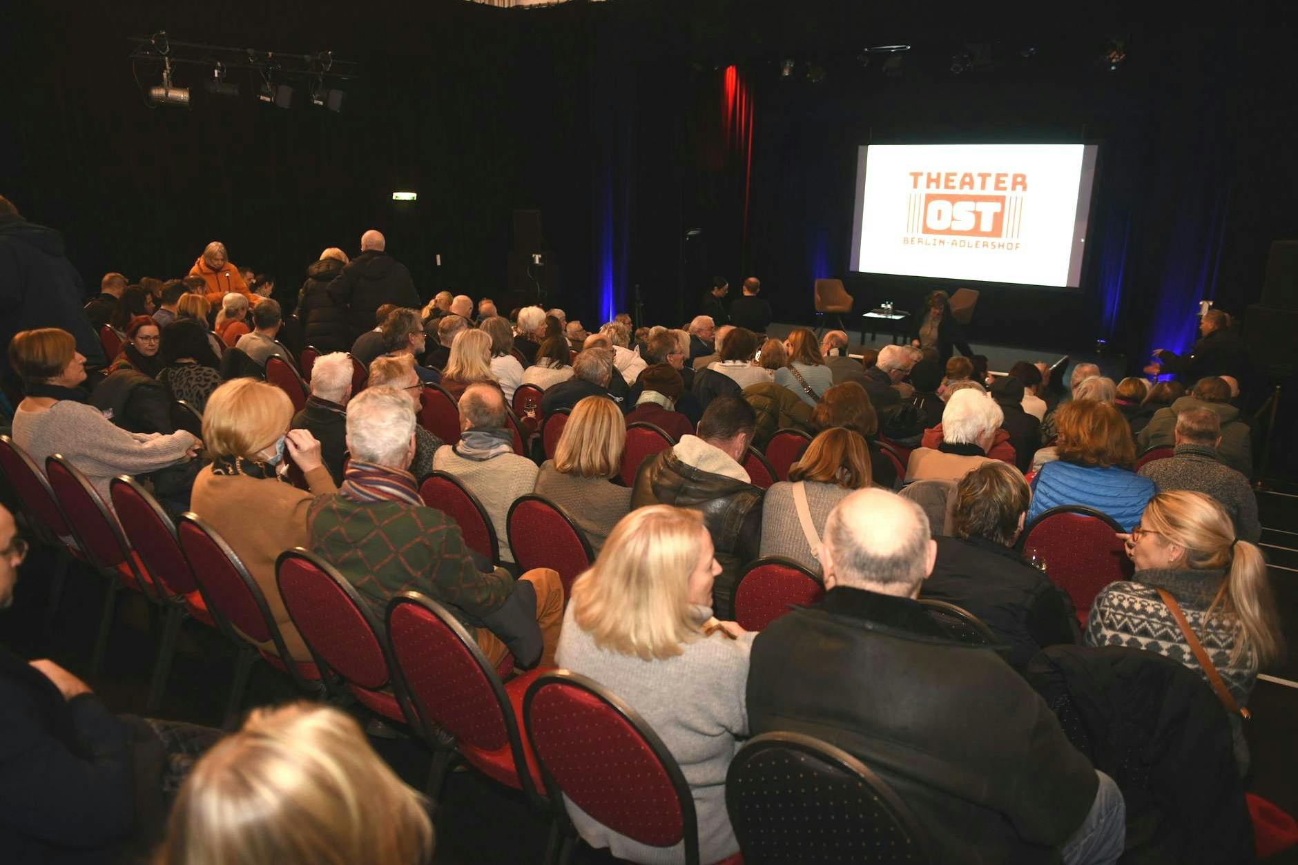 Holger Friedrich und Mathias Döpfner diskutieren im historischen Theater Ost