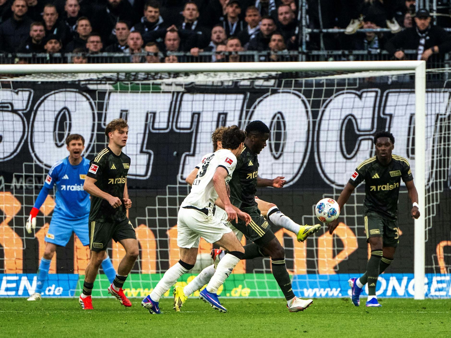 Die Elfmeterszene: Union-Verteidiger Stanley Nsoki will den Ball wegschießen und trifft dabei den Fuß des Gladbachers Hugo Bolin.