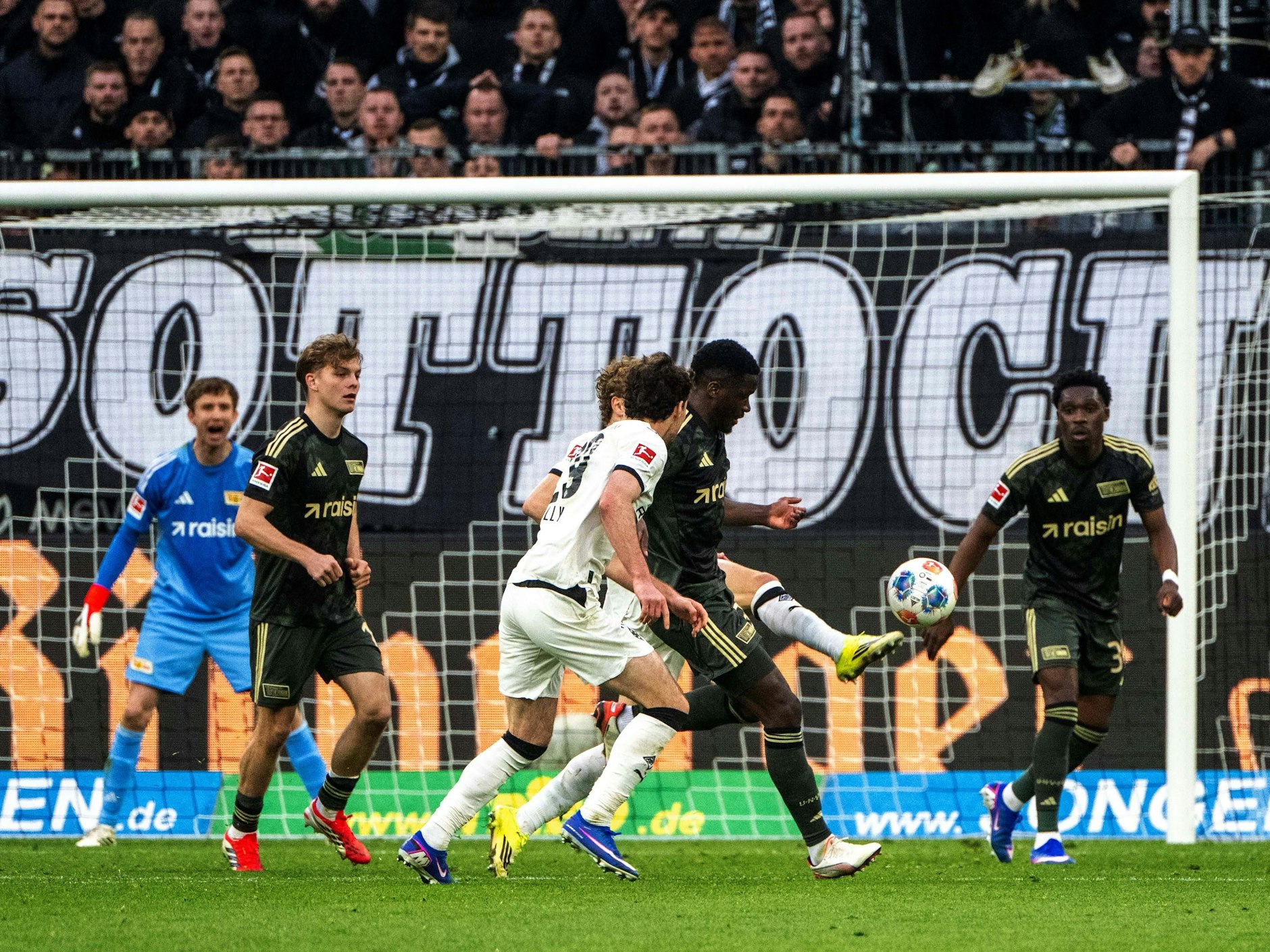 Die Elfmeterszene: Union-Verteidiger Stanley Nsoki will den Ball wegschießen und trifft dabei den Fuß des Gladbachers Hugo Bolin.