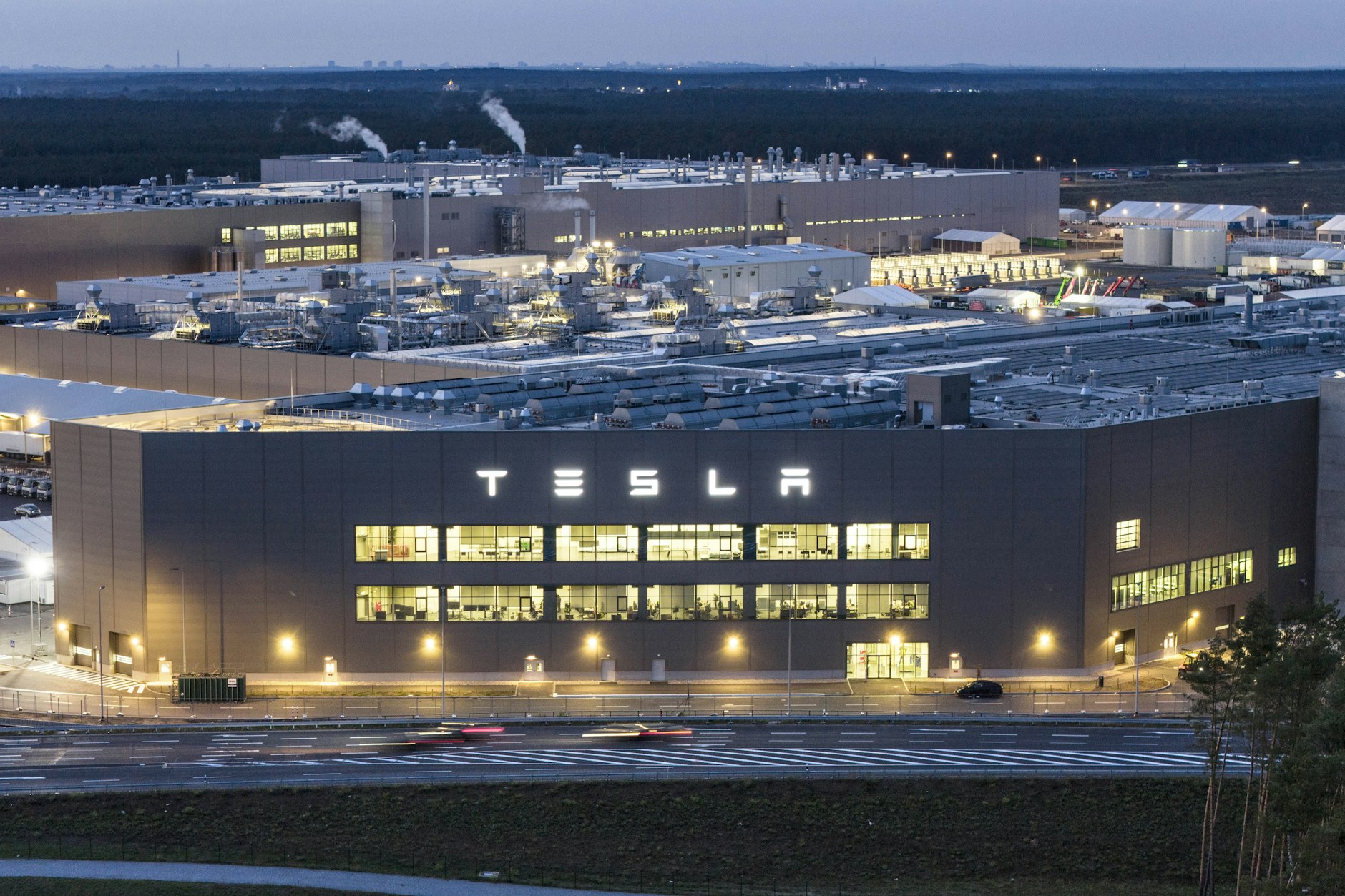 Außenansicht der Tesla Gigafactory in Grünheide in Brandenburg