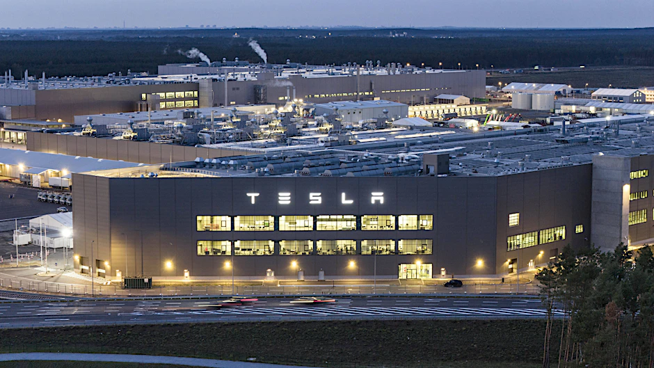 Außenansicht der Tesla Gigafactory in Grünheide in Brandenburg