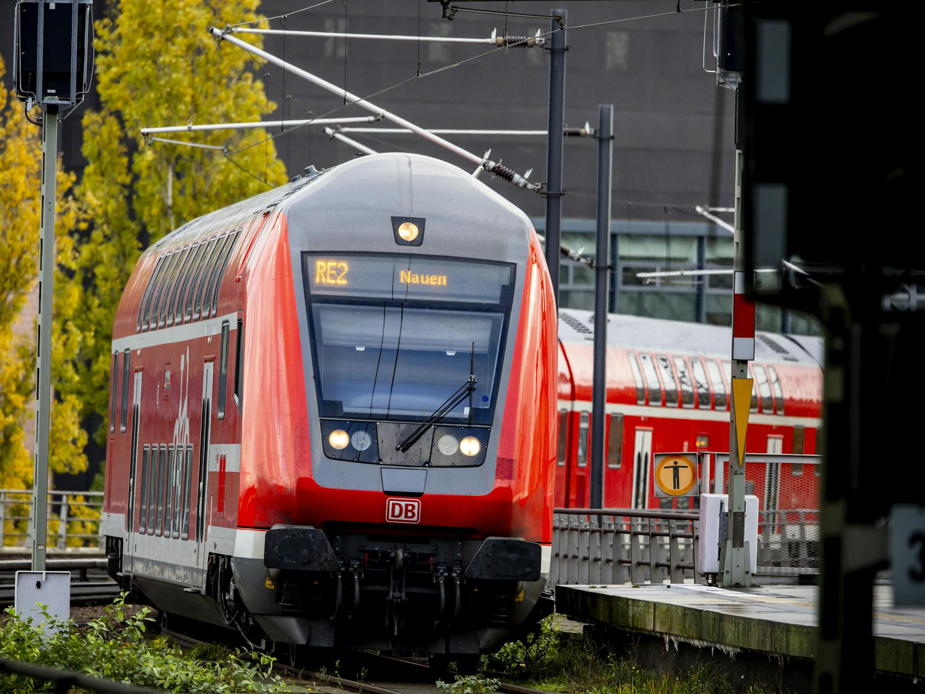 Regionalexpress ins Havelland: 2023 rollt ein RE2 von Cottbus über Berlin nach Falkensee und Nauen. Wegen Bauarbeiten werden die Züge umgeleitet. Werden sie ab Mai wieder nach Nauen fahren?