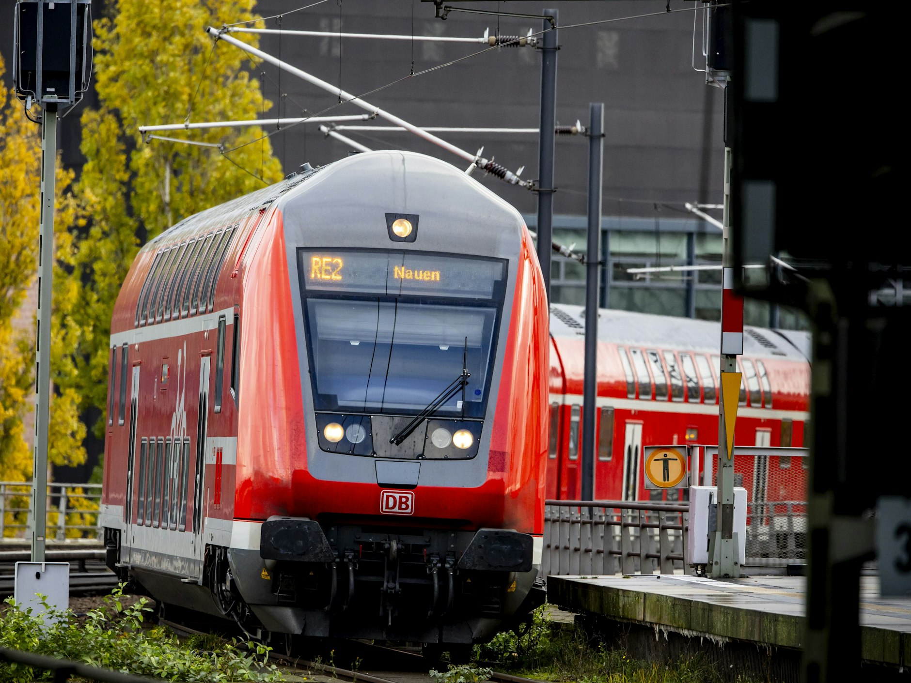 Regionalexpress ins Havelland: 2023 rollt ein RE2 von Cottbus über Berlin nach Falkensee und Nauen. Wegen Bauarbeiten werden die Züge umgeleitet. Werden sie ab Mai wieder nach Nauen fahren?