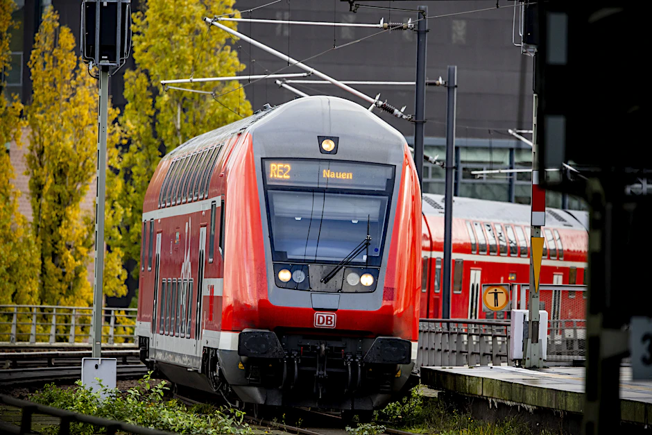 Regionalexpress ins Havelland: 2023 rollt ein RE2 von Cottbus über Berlin nach Falkensee und Nauen. Wegen Bauarbeiten werden die Züge umgeleitet. Werden sie ab Mai wieder nach Nauen fahren?