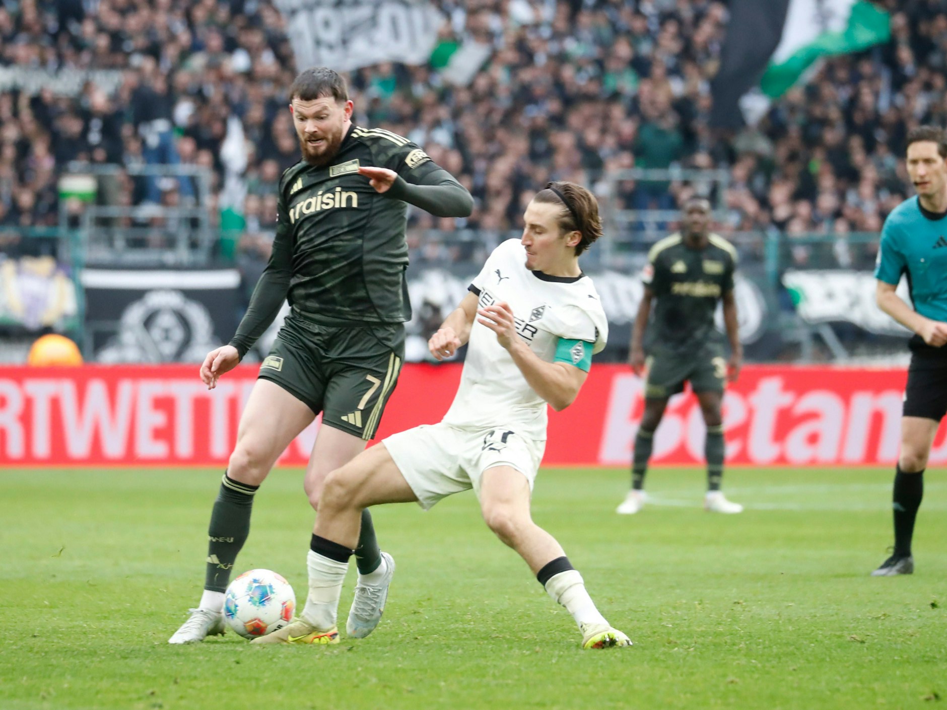 Union-Stürmer Oliver Burke im Duell mit Mönchengladbachs Rocco Reitz. Der Angreifer bekam viel zu wenig Pässe von den Mitspielern.
