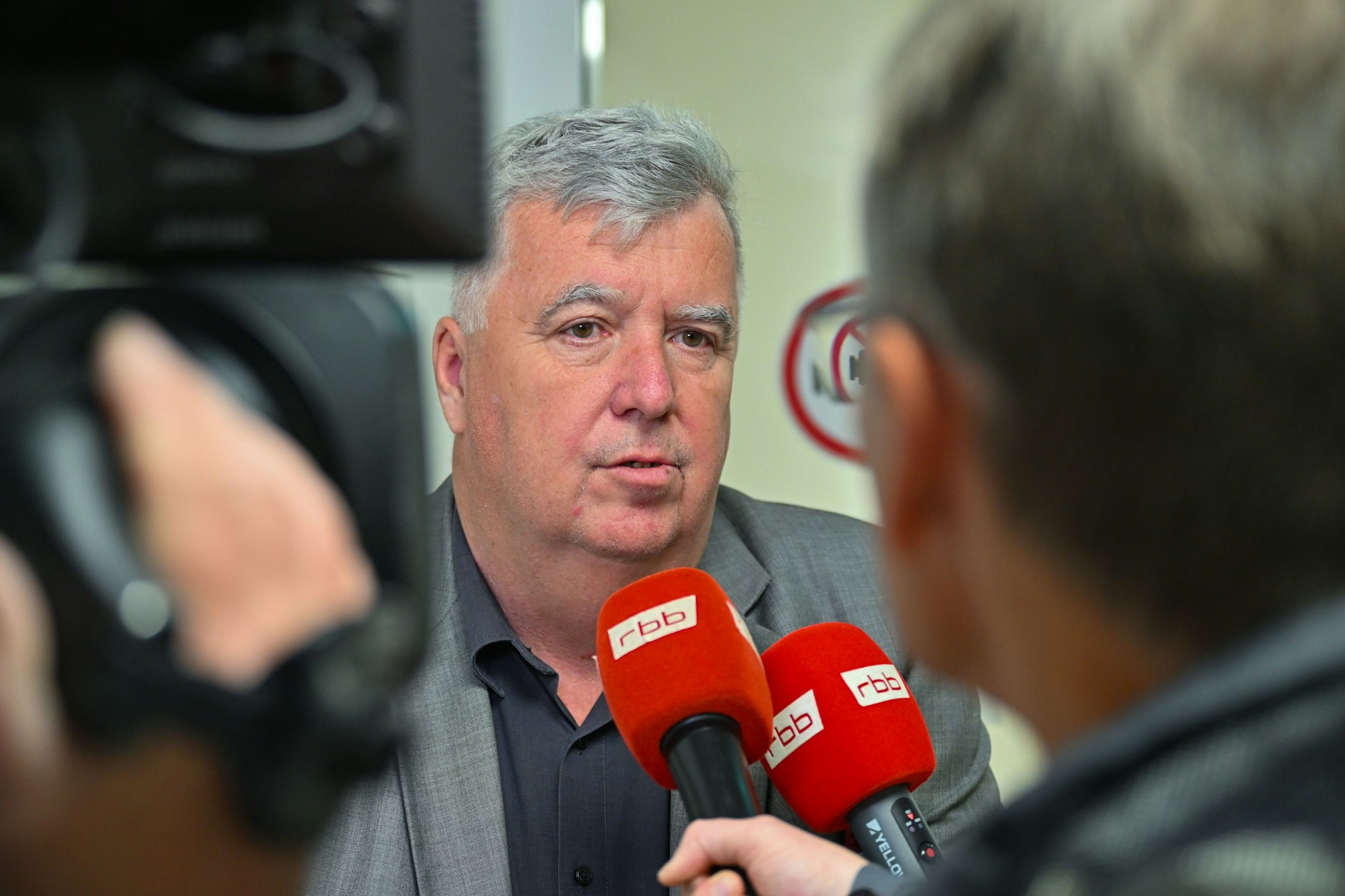 Der Bürgermeisterkandidat Patrick Hübner verklagt den Landrat Gernot Schmidt (SPD) wegen der abgesagten Stichwahl.