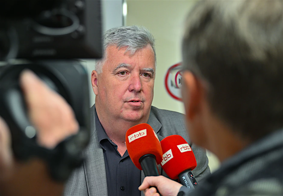 Gernot Schmidt (SPD), Landrat des Kreises Märkisch-Oderland, will Einspruch gegen die Bürgermeisterwahl in Strausberg einlegen. (Archivbild)