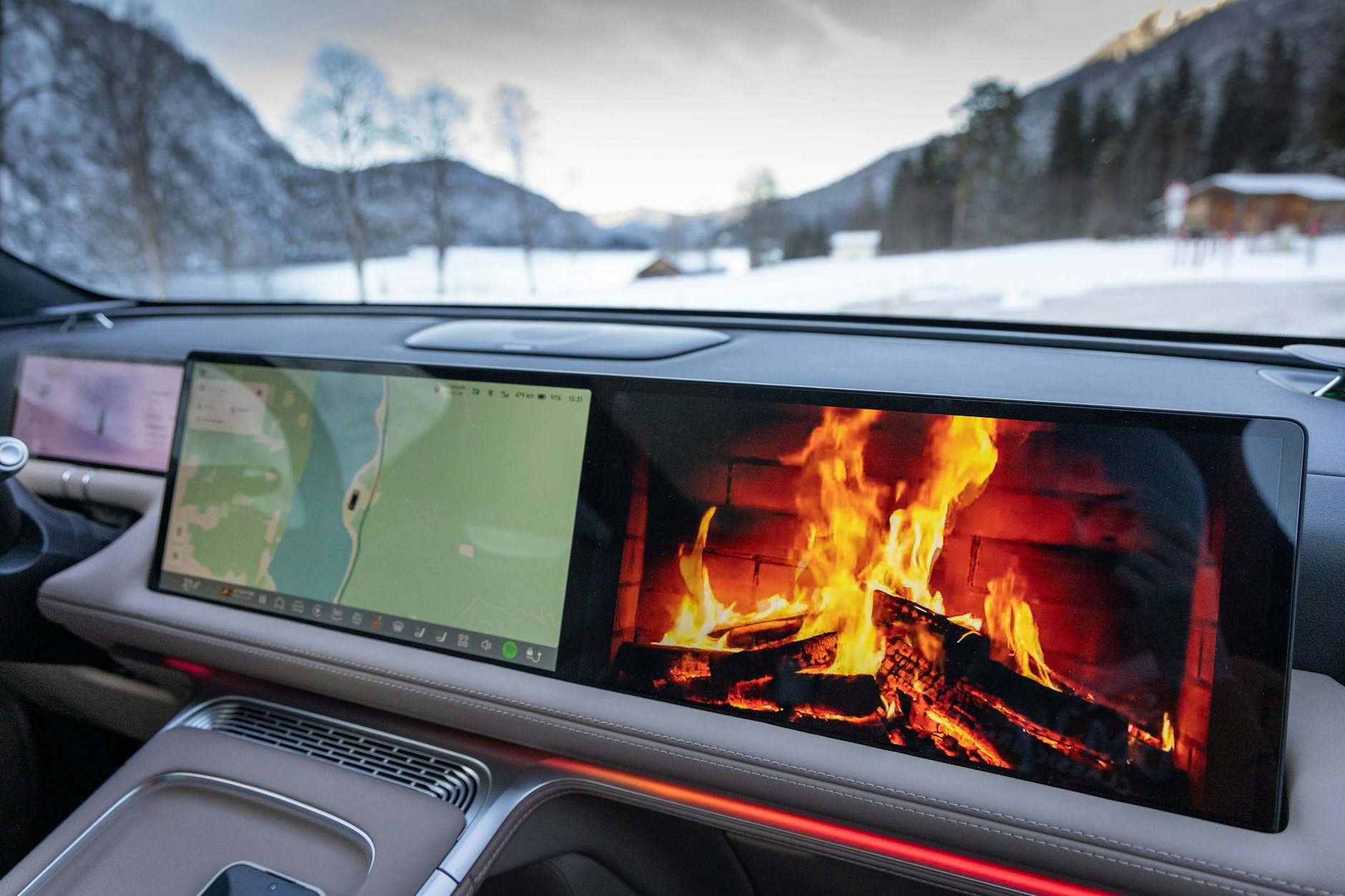 Zwei 14,96 Zoll große Displays schweben nebeneinander wie Tablets im Cockpit. Auf dem rechten kann der Beifahrer auch Videos oder Filme schauen.