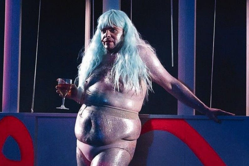 Benny Claessens im „Hass-Triptychon — Wege aus der Krise“ von Sibylle Berg, Regie Ersan Mondtag