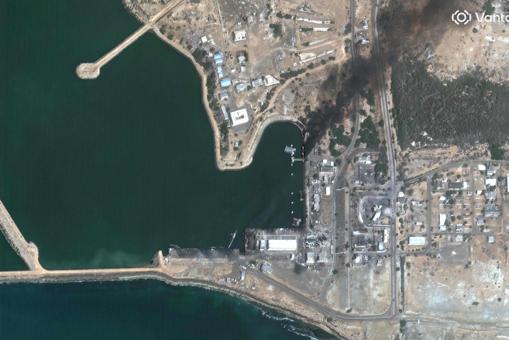 Dieses Satellitenbild soll zerstörte und teilweise sinkende Schiffe sowie beschädigte Gebäude auf dem Marinestützpunkt in Konarak im Süden Irans nach Luftangriffen auf iranische Militäranlagen zeigen.