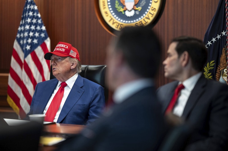 Ein Coup hat 72 Stunden Zeit: Riskiert Trump seine MAGA-Basis für einen „ewigen Krieg“?