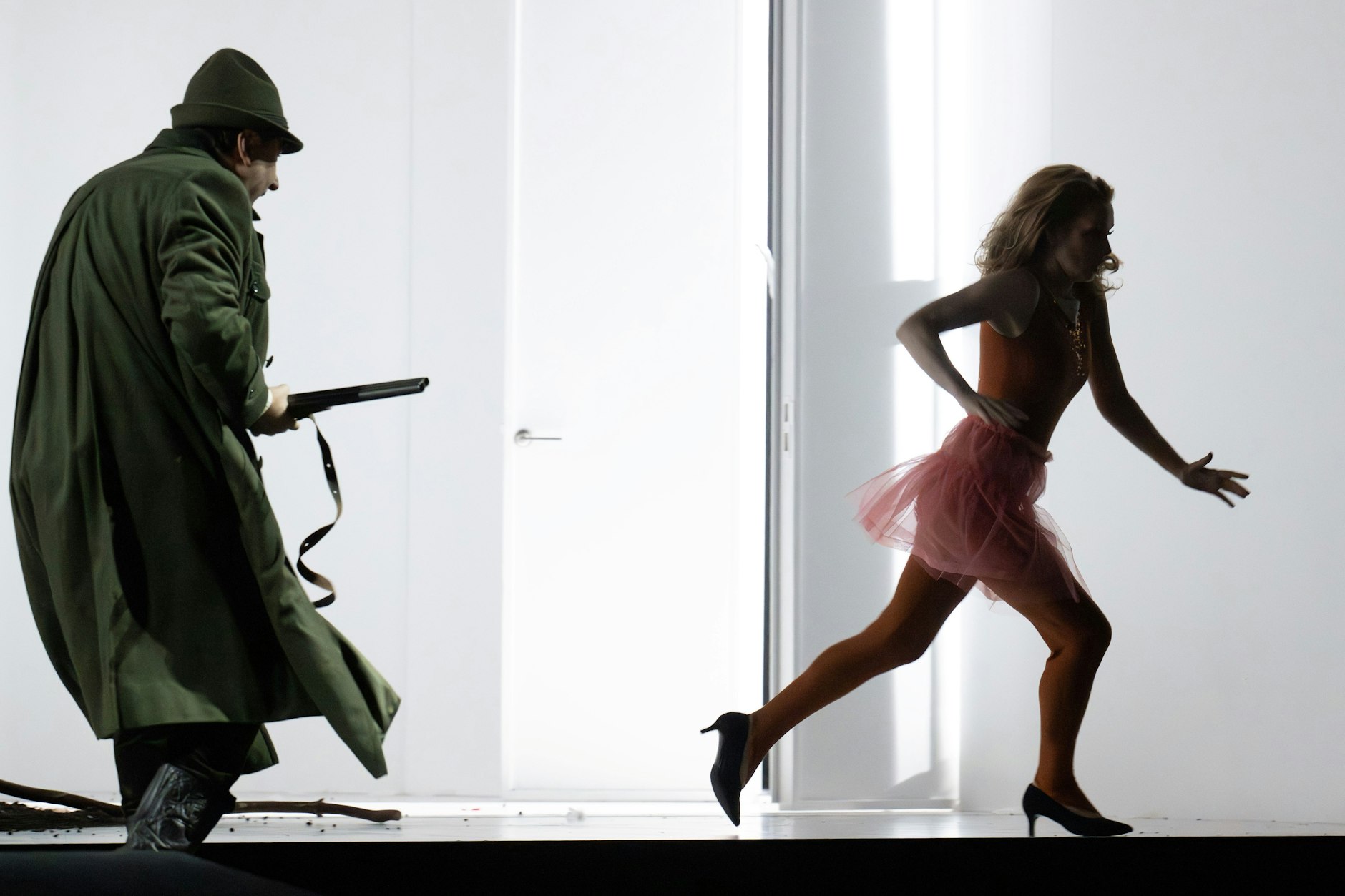 Jagdszene in der Turnhalle: „Das schlaue Füchslein“ (Titelrolle: Vera-Lotte Boecker) läuft dem Jäger (Svatopluk Sem) vor die Flinte.