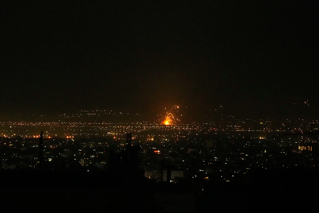 Eine Explosion in Teheran ist zu sehen.