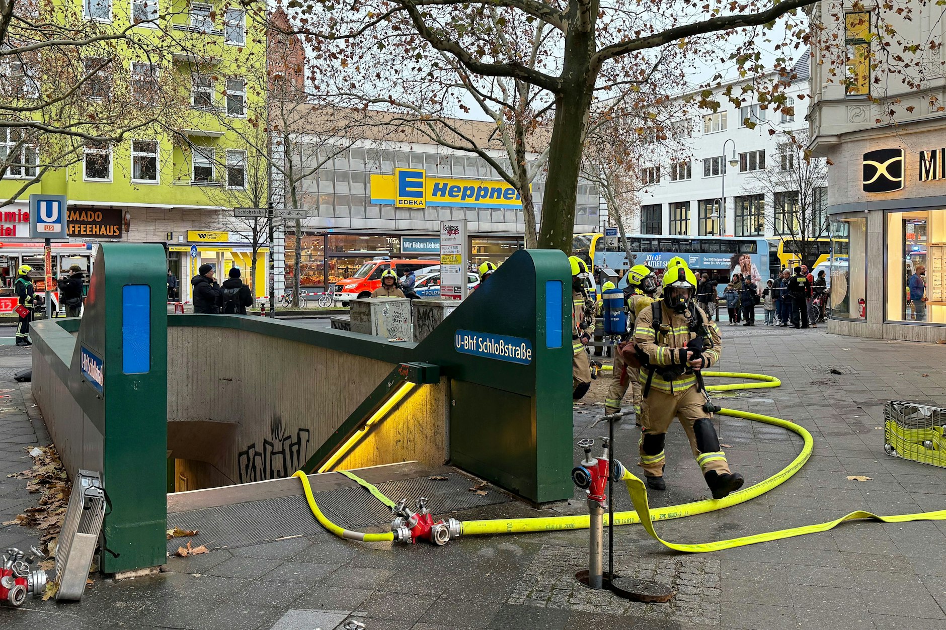Feuerwehrleute sind am 28. November 2025 am U-Bahnhof Schloßstraße im Einsatz. 