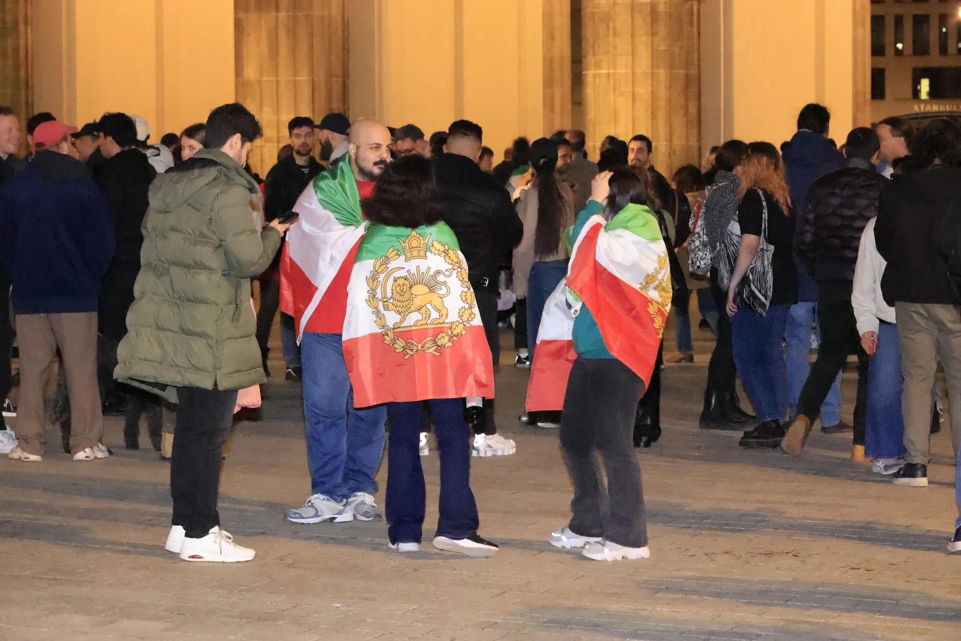In der Nacht feierten Gruppen von Iranern am Brandenburger Tor den Tod Chameneis und fuhren anschließend im Konvoi zum Breitscheidplatz.